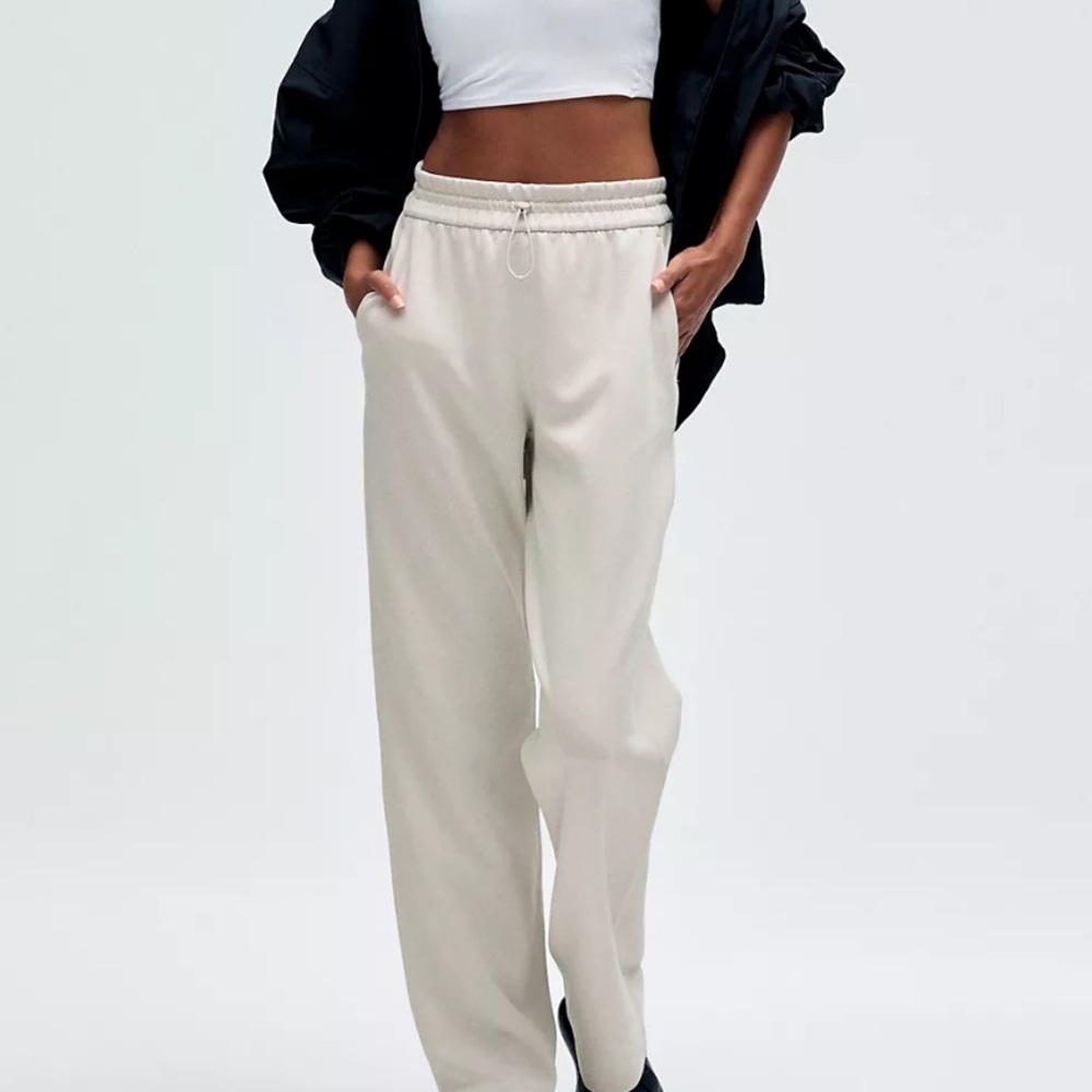 Lululemon Bone Softstreme High-Rise Pant
Regular